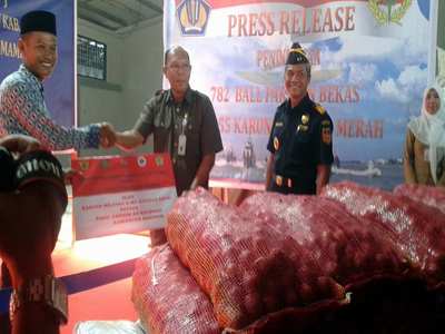  BC Hibahkan 2.327 Karung Bawang Untuk Warga Miskin
